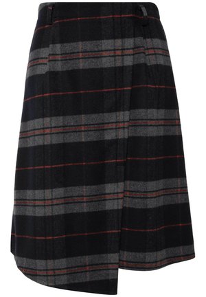 Sort og grå ternet nederdel med røde accenter, fremstillet i et tekstureret uldstof, flad talje og en asymmetrisk kant.