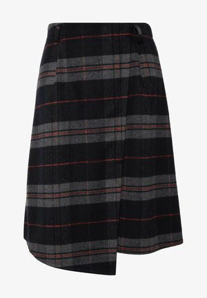 Sort og grå ternet nederdel med røde accenter, fremstillet i et tekstureret uldstof, flad talje og en asymmetrisk kant.