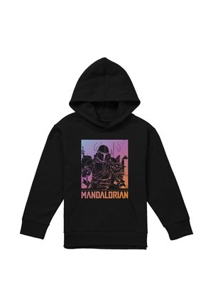 Schwarzer Hoodie mit Grafik von Mandalorian und Grogu vor einem Verlauf in Lila-Orange und dem Schriftzug "The Mandalorian" darunter.