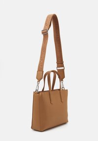 Calvin Klein MUST SMALL TOTE - Borsa a mano - lion