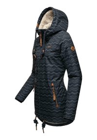 Giubbotto nero con motivo a zigzag bianco, cappuccio con cordoncino e dettagli in pelle marrone; presenta due tasche con zip e una morbida foderatura.