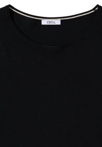 Haut noir à col rond avec une petite étiquette blanche « CECIL » centrée à l'intérieur de l'encolure et une fine bordure blanche le long du bord du col.