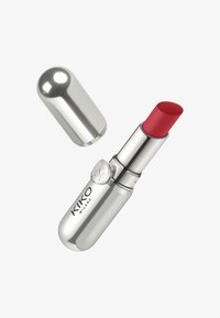 Tubo de pintalabios plateado con pintalabios rojo extendido, tapa retirada, y el logo de KIKO MILANO en el estuche sobre un fondo blanco.