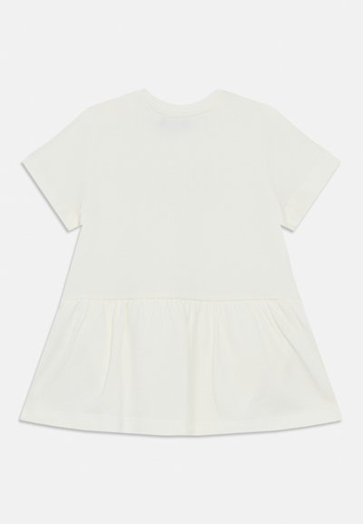 Λευκό κοντομάνικο T-shirt με φουσκωτό τελείωμα πεπλούμ, κατασκευασμένο από απαλό βαμβάκι. Απλός στρογγυλός λαιμός χωρίς ορατά μοτίβα ή διακοσμήσεις.