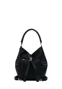 Bolso hobo de cuero negro con una correa trenzada, bolsillos con cremallera y una gran abertura. Presenta una textura suave y un diseño informal.