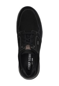 Scarpa sportiva nera con tomaia in camoscio, punta rotonda e chiusura con lacci. Presenta cuciture bianche e una linguetta imbottita con il logo.