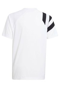 Weißes Sport-T-Shirt mit kurzen Ärmeln, mit schwarzen Streifenakzenten auf den Schultern. Hergestellt aus glattem, atmungsaktivem Stoff.