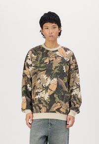 Felpa girocollo con motivo mimetico caratterizzato da tonalità di verde, beige e marrone, con polsini e orlo a coste. Realizzata in tessuto morbido.