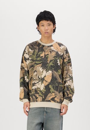 Crewneck sweatshirt in camouflage pattern featuring shades of green, beige, and brown, with ribbed cuffs and hem. Made from soft fabric.
