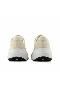 Scarpe da ginnastica color crema con tomaia testurizzata e colletto del tallone morbido. Presentano una suola intermedia bianca e una suola nera con il marchio "Fresh Foam".