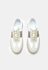 Sneakers bianchi in pelle con dettagli in suede beige, punta rotonda, lacci piatti e suola in gomma. Presentano un design a contrasto sui lati.