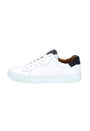 Baskets en cuir blanc avec des accents en daim bleu marine, bout rond, lacets plats et semelle en caoutchouc texturée. Design simple, apparence dépouillée.