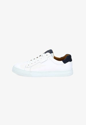 Baskets en cuir blanc avec des accents en daim bleu marine, bout rond, lacets plats et semelle en caoutchouc texturée. Design simple, apparence dépouillée.