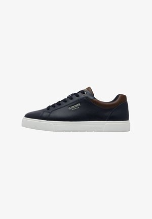 Baskets en cuir bleu marine avec une semelle en caoutchouc blanche, des accents marron au niveau du talon et des lacets noirs. Présente un logo sur le côté et une pointe arrondie.
