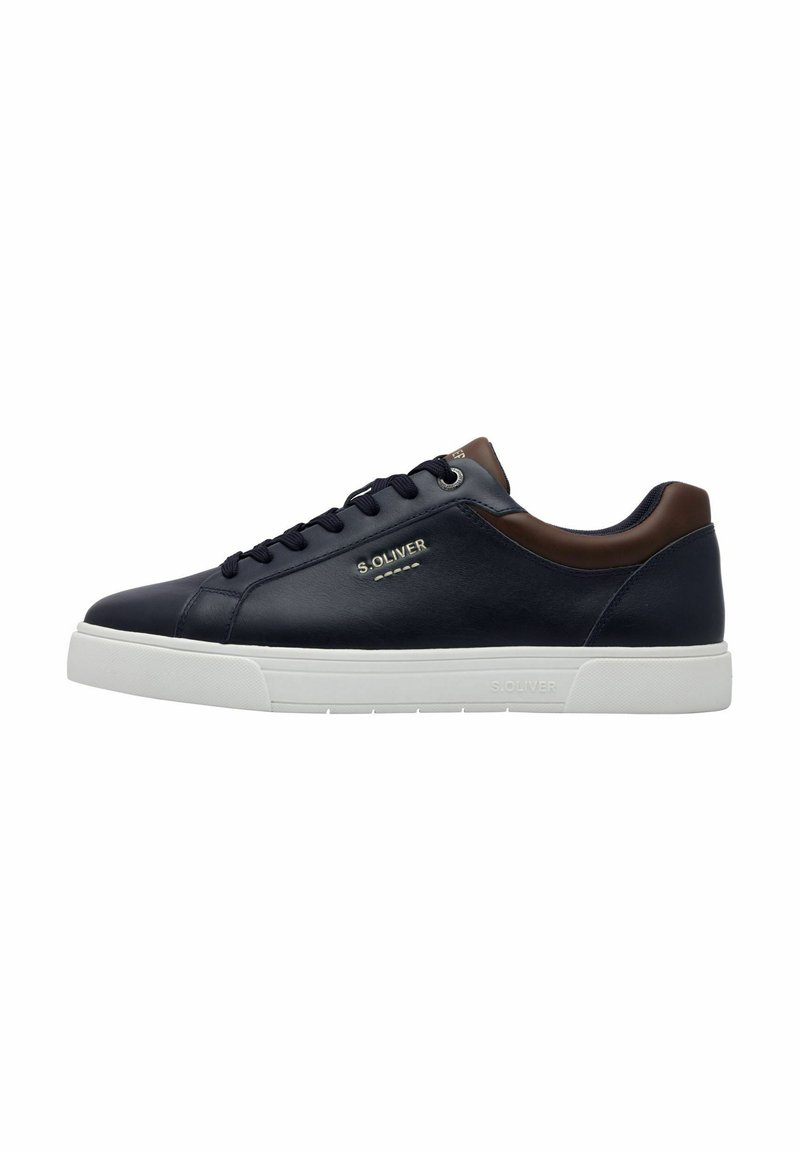 Baskets en cuir bleu marine avec une semelle en caoutchouc blanche, des accents marron au niveau du talon et des lacets noirs. Présente un logo sur le côté et une pointe arrondie.