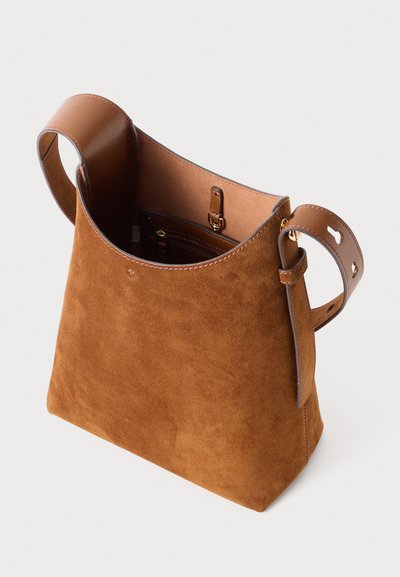 Bolso de ante marrón con forma estructurada, acentos de cuero, un asa cómoda y un bolsillo interior para la organización.
