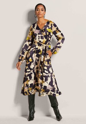 Langärmliges Wickelkleid in buntem abstraktem Druck mit Lila-, Gelb- und Cremetönen. Mit V-Ausschnitt, Gürtel und Taschen.
