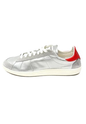 Zilveren leren sneakers met grijs suède accenten en een rode hieltab. Witte veters en een gestructureerde rubberen zool. Klassiek low-top ontwerp.
