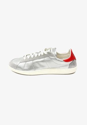 Zilveren leren sneakers met grijs suède accenten en een rode hieltab. Witte veters en een gestructureerde rubberen zool. Klassiek low-top ontwerp.