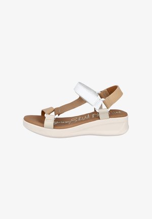 Sandalia wedge beige y blanca con correas ajustables, parte superior texturizada y plantilla acolchada. Suela lisa de color claro.