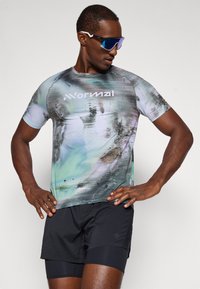 Kurzärmliges Sportshirt mit mehrfarbigem abstraktem Muster, aus dehnbarem Material. Mit Rundhalsausschnitt und Logo auf der Brust.