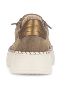 Chaussures en suède beige à lacets avec un accent en métal doré au talon, une tige texturée et une épaisse semelle en caoutchouc blanc avec un détail de couture sur le bord.