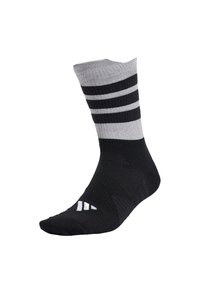 Calcetín deportivo negro y gris con tres franjas horizontales negras en la parte superior, puntera reforzada y tejido texturizado para mejorar el agarre.