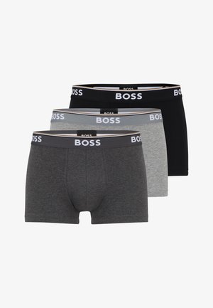 Tre par herre boxer briefs i sort, grå og mørkegrå. Hver har en tætsiddende pasform, glat stof og et kontrasterende logo på taljen.