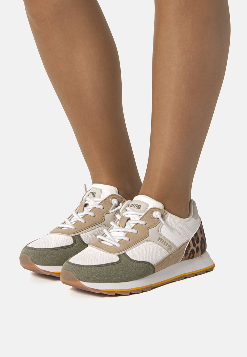Mehrfarbige Sportschuhe mit weißem Mesh, beigem und grünem Wildleder sowie einem Leopardenmuster-Akzent. Gummisohle und gepolsterter Kragen.