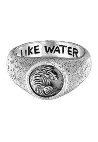 Anello in argento con fascia testurizzata. Presenta un design di onde in rilievo e le parole "LIKE WATER" incise all'interno.