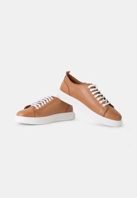 Barna bőr sneaker, fehér gumitalppal, cipzáros záródással, sima felülettel és nyitott orral. Kiemelkedő varrási részletek.