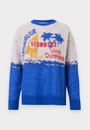 Blauer gestrickter Pullover mit strukturiertem Finish. Besitzt einen grafischen Druck eines Segelbootes, Palmen und Text auf einem hellgrauen Hintergrund.