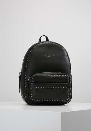 Musta nahkainen reppu, jossa hopeiset niitit koristavat etutaskun ja reunat. "Liebeskind Berlin" -logo on keskitetty lähelle yläosaa.