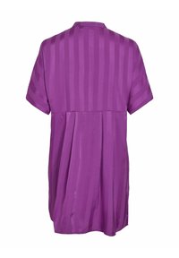 Abito corto a maniche corte di colore viola, caratterizzato da righe verticali, un colletto alto e una parte inferiore plissettata, realizzato in tessuto morbido.