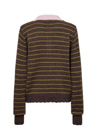Pull marron avec fines rayures horizontales jaunes, manches longues, poignets côtelés, ourlet festonné et col rose clair, vu de dos.