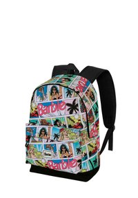 Mochila con un colorido estampado de Barbie que muestra varios personajes sobre un fondo blanco. Parte inferior negra y correas ajustables.