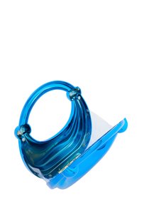 Átlátszó kék műanyag táska ívelt füllel, lekerekített aljjal és fémes záró részletekkel a nyílásnál.