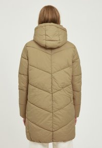 Beige prošívaná bunda s kapucí, s designem v chevronovém vzoru a dlouhým střihem. Měkká textura a minimalistický vzhled, ideální do chladného počasí.