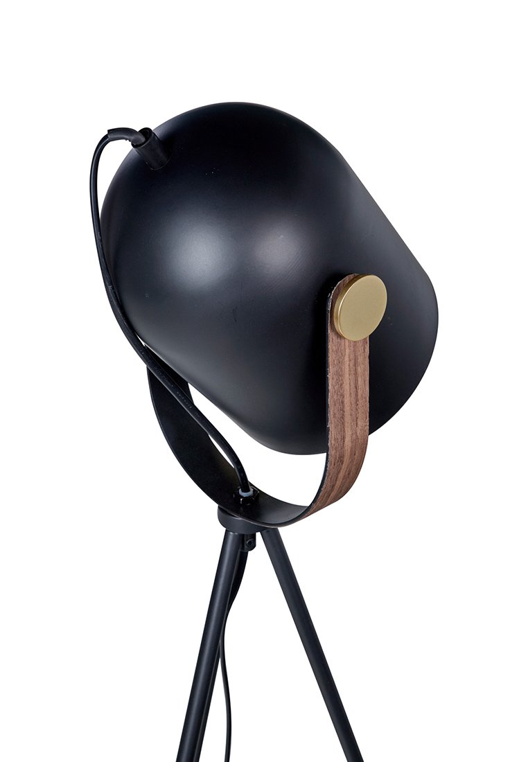 Schwarze Metalllampe mit rundem Schirm, Holz-Akzentgurt und schwarzem Dreifußgestell. Mit einem goldenen Knopf am Holzgurt.