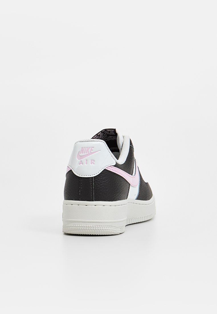 Schwarz-weiße Nike Air Sneakers mit einer strukturierten Lederoberfläche, pinken Akzenten und einem gepolsterten Kragen für zusätzlichen Komfort.