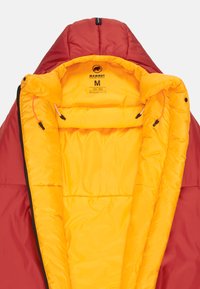 Rode en gele geïsoleerde jas met een capuchon, ritssluiting en trekkoorden. De binnenkant heeft een gladde, glanzende textuur met geborduurde secties.