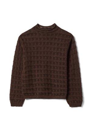 Pull en tricot marron à manches longues avec un motif à carreaux texturé et un col rond, étalé à plat sur un fond blanc.