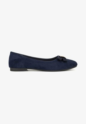 Zapato plano de ballet de ante azul marino con punta redondeada, pequeño tacón y lazo decorativo con detalle metálico en la parte delantera.