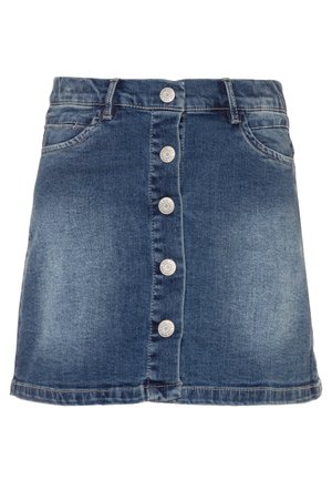 Blauer Denim-Minirock mit vorderen Metallknöpfen, Gürtelschlaufen und zwei Fronttaschen, zeigt einen leicht ausgewaschenen Effekt.