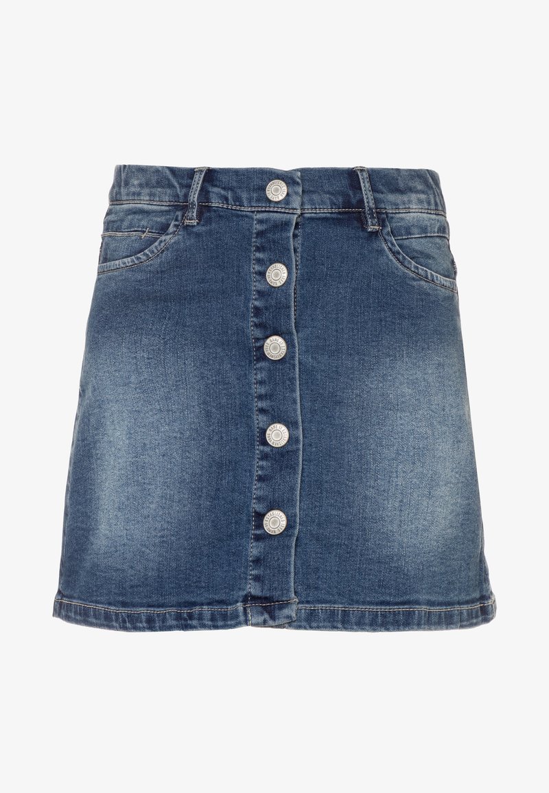 Mini-jupe en denim bleu avec boutons métalliques à l'avant, passants pour ceinture et deux poches avant, montrant un léger effet délavé.