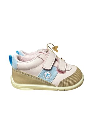 Kindersneaker in roze, blauw, beige en bruin met twee klittenbanden en een klein logo aan de zijkant.