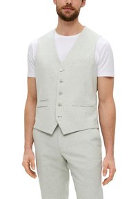 Lichtgrijze vest met een subtiele ruitpatroon, vier knopen, twee voorzakken en een slim-fit ontwerp, gedragen over een wit T-shirt.
