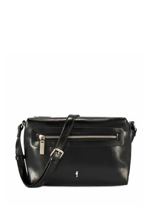 Czarna skórzana torebka na ramię z przednią kieszenią na zamek, regulowanym paskiem i małym srebrnym logo na gładkiej powierzchni.
