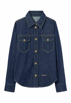Chemise en denim bleu foncé à manches longues avec deux poches poitrine, boutons dorés sur le devant et surpiqûres jaunes contrastantes.