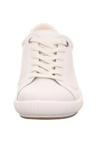 Weiße Sneaker mit einem Obermaterial aus glattem Leder, runder Zehenpartie, klassischem Schnürdesign und strukturiertem Gummisole. Minimalistisches und funktionales Design.
